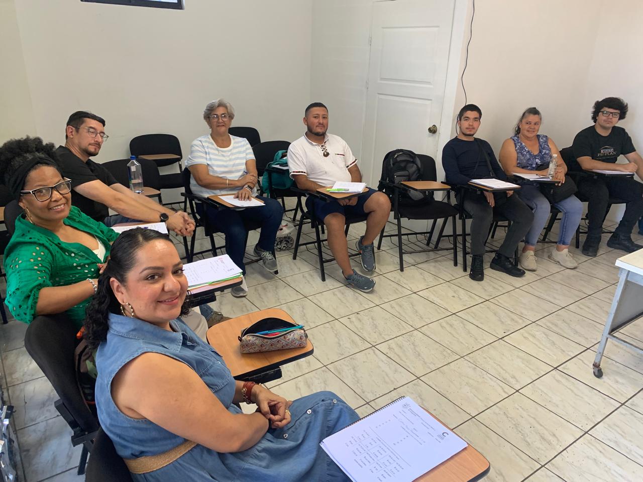 foto de estudiantes adultos